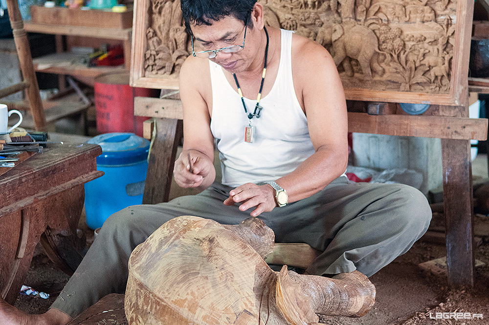 Sculpteur de bois thaïlandais 